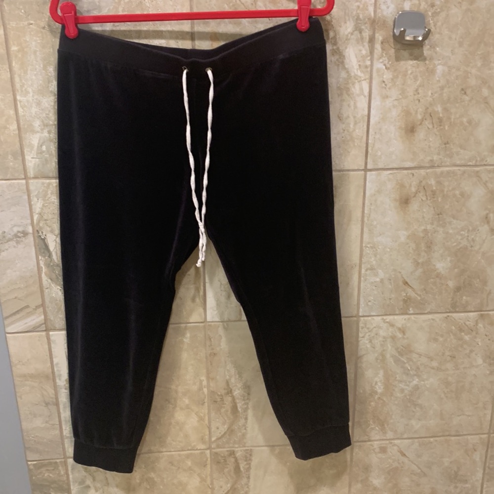Juicy couture, black capris - Picture 2 of 5